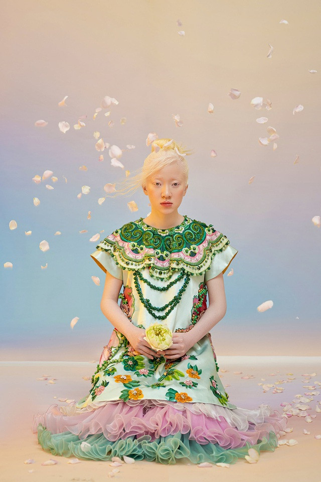 Quỳnh chia sẻ, cô yêu thích mái tóc có màu trắng tự nhiên mà không cần phải mất công tẩy, nhuộm cầu kì như bao người khác. Làn da trắng của cô cũng khiến việc phối đồ, chọn quần áo trở nên dễ dàng hơn rất nhiều.