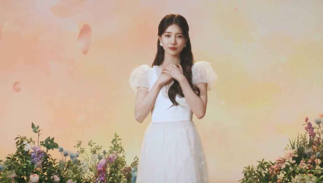 Còn khi gái xinh Hàn Quốc này mặc váy trắng lại giống như một nàng tiên đem lại hy vọng, tạo ra phép màu kỳ diệu.