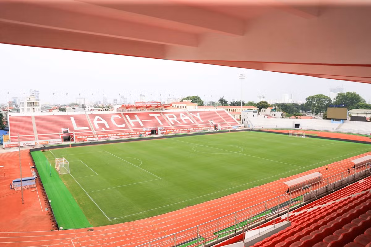 Trước ngày trận đấu giữa đội tuyển Việt Nam và Hong Kong (Trung Quốc) diễn ra, mọi công tác chuẩn bị trên SVĐ Lạch Tray được VFF và đơn vị quản lý, vận hành địa điểm thi đấu này gấp rút hoàn tất.