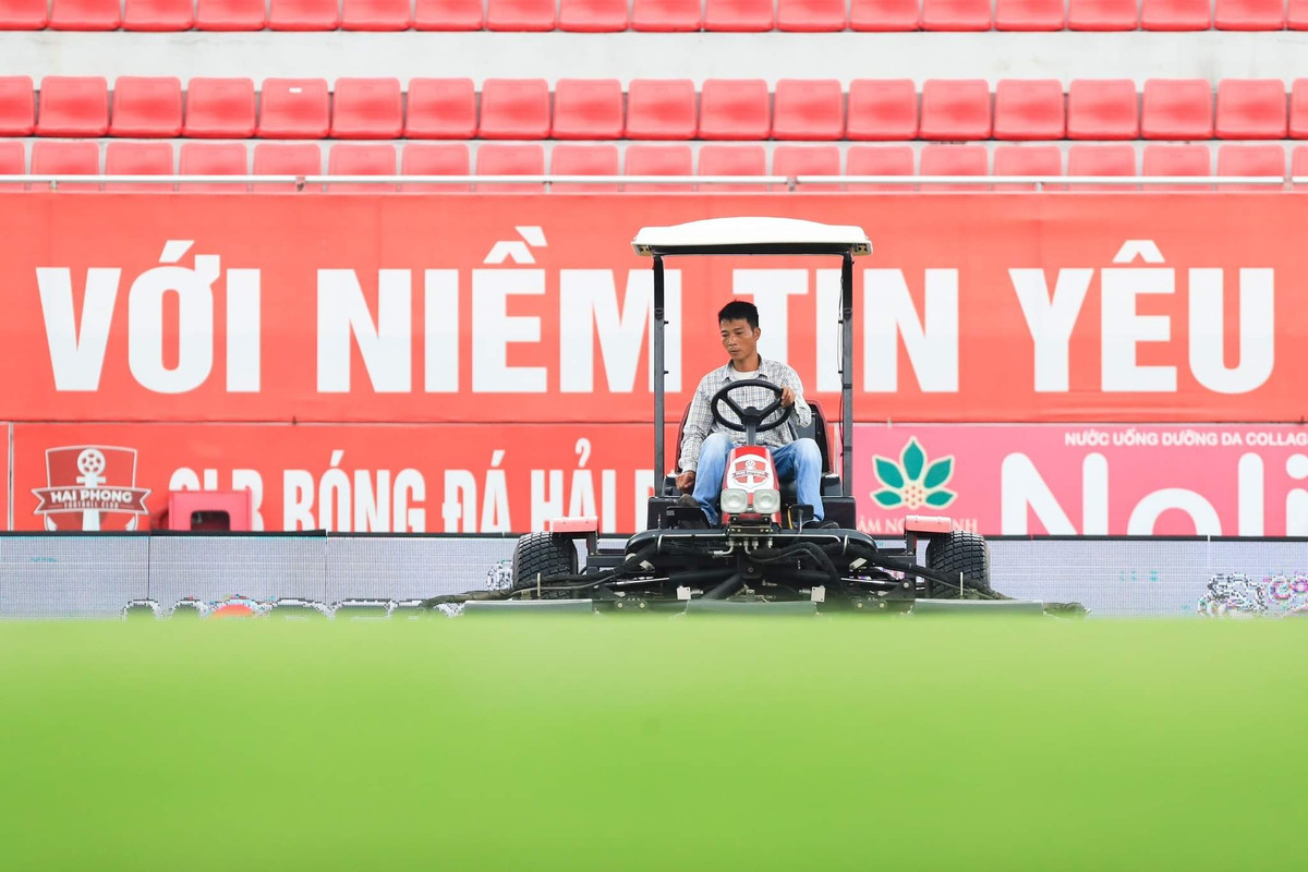 Mặt cỏ SVĐ Lạch Tray cũng được chăm chút thật kĩ lưỡng để các cầu thủ có những pha bóng hay cống hiến cho NHM.