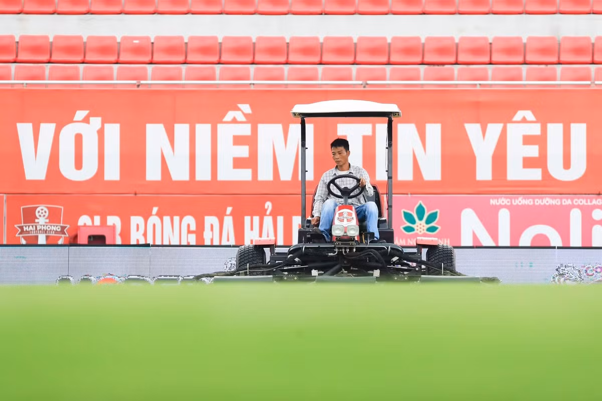 Mặt cỏ SVĐ Lạch Tray cũng được chăm chút thật kĩ lưỡng để các cầu thủ có những pha bóng hay cống hiến cho NHM.