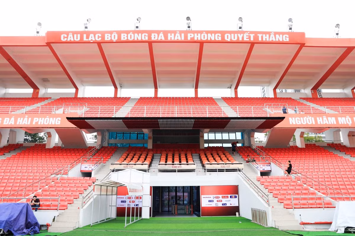 Được biết trong những ngày qua, vị chủ tịch CLB Hải Phòng kiêm trưởng BTC trận giao hữu giữa đội tuyển Việt Nam và Hong Kong (Trung Quốc) đã liên tục có mặt để kiểm tra từng chi tiết nhỏ.