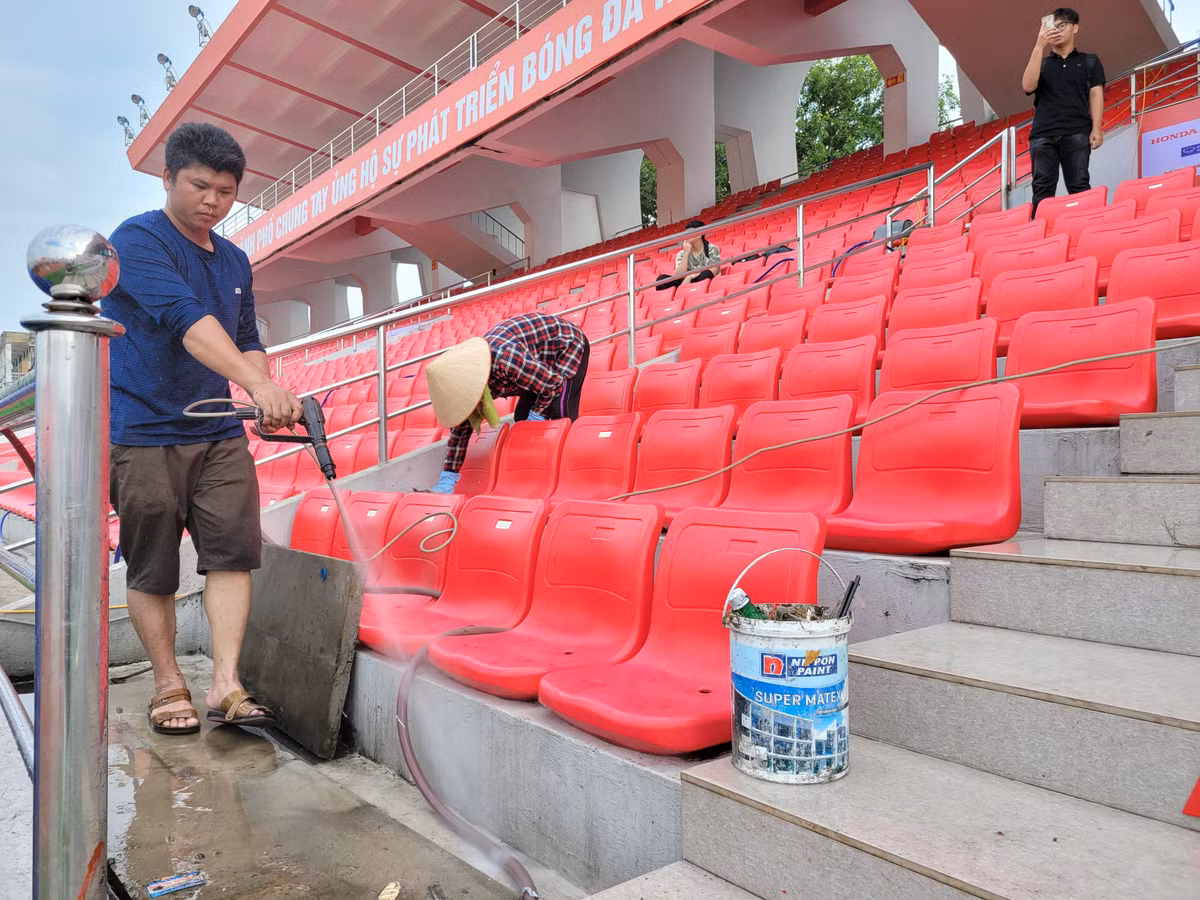 Tùng hàng ghế của SVĐ Lạch Tray được vệ sinh kĩ lương.