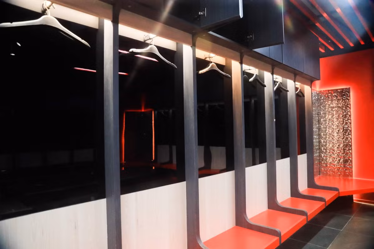 Phòng thay đồ của các cầu thủ tại SVĐ Lạch Tray.