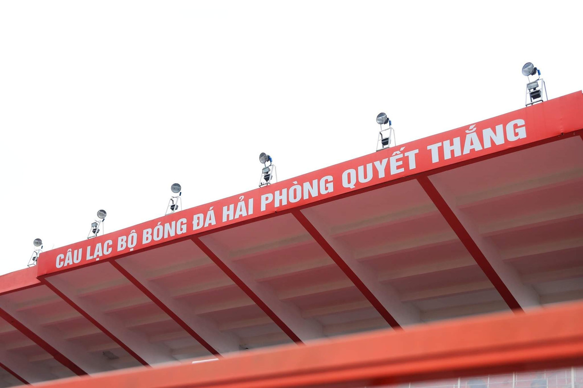 Ngoài dàn đèn chiếu sáng chính ở 4 góc sân, CLB Hải Phòng cũng trang bị thêm trên những khán đài để phục vụ đủ ảnh sáng.
