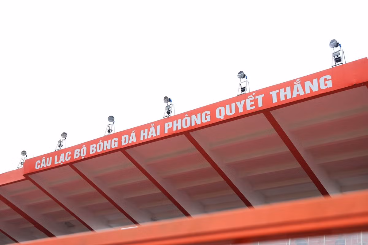 Ngoài dàn đèn chiếu sáng chính ở 4 góc sân, CLB Hải Phòng cũng trang bị thêm trên những khán đài để phục vụ đủ ảnh sáng.