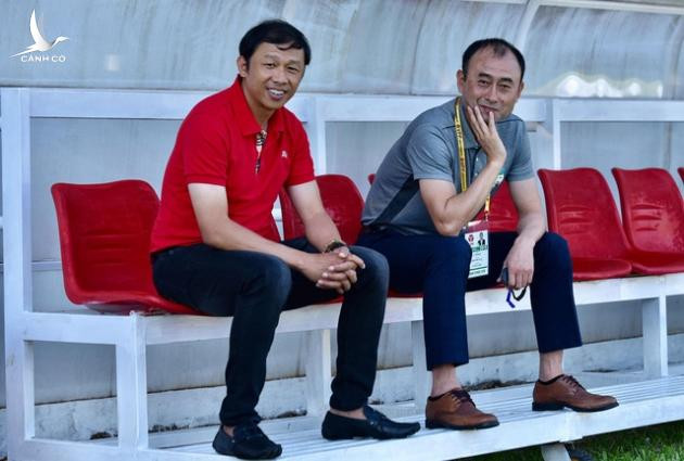 Bau Duc chon HLV noi thay ngoai cho HAGL: Do tai chinh sa sut?-Hinh-2