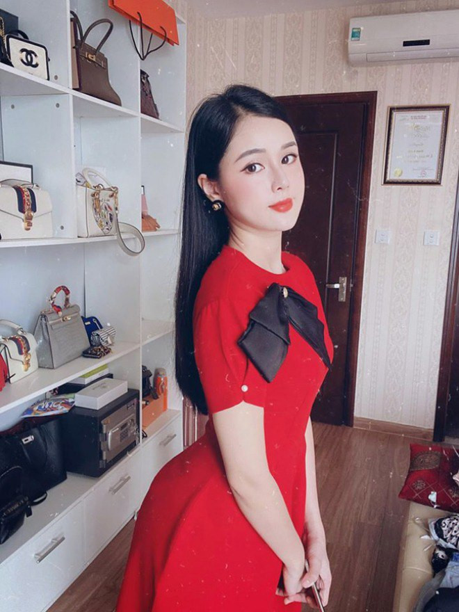 Không chỉ đẹp, bộ sưu tập túi xách của Huyền Trang khiến nhiều người phải "thèm thuồng". Cô nàng có nhiều túi xách hiệu để thay đổi với mỗi set đồ thời trang.