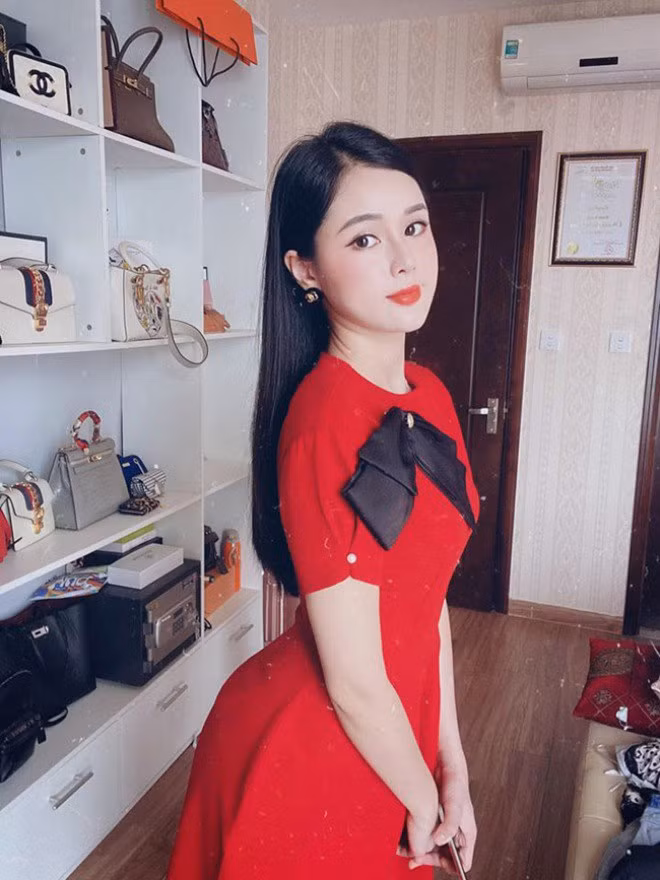 Không chỉ đẹp, bộ sưu tập túi xách của Huyền Trang khiến nhiều người phải "thèm thuồng". Cô nàng có nhiều túi xách hiệu để thay đổi với mỗi set đồ thời trang.