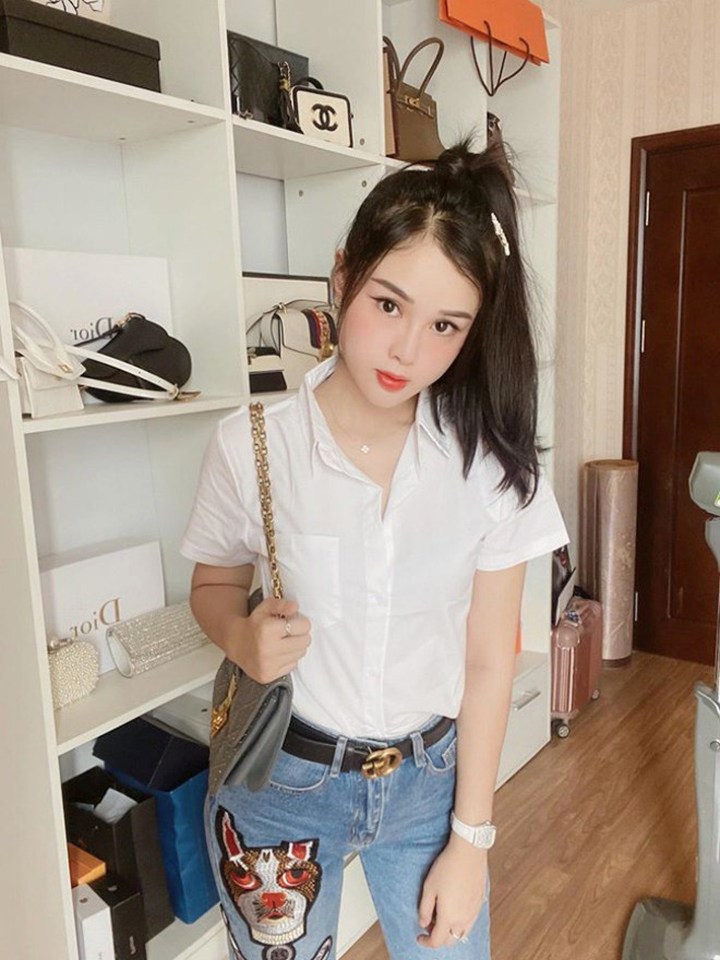 Người đẹp 9X có gu thẩm mỹ cao và body gợi cảm, được mời làm người mẫu bên cạnh công việc của một MC.