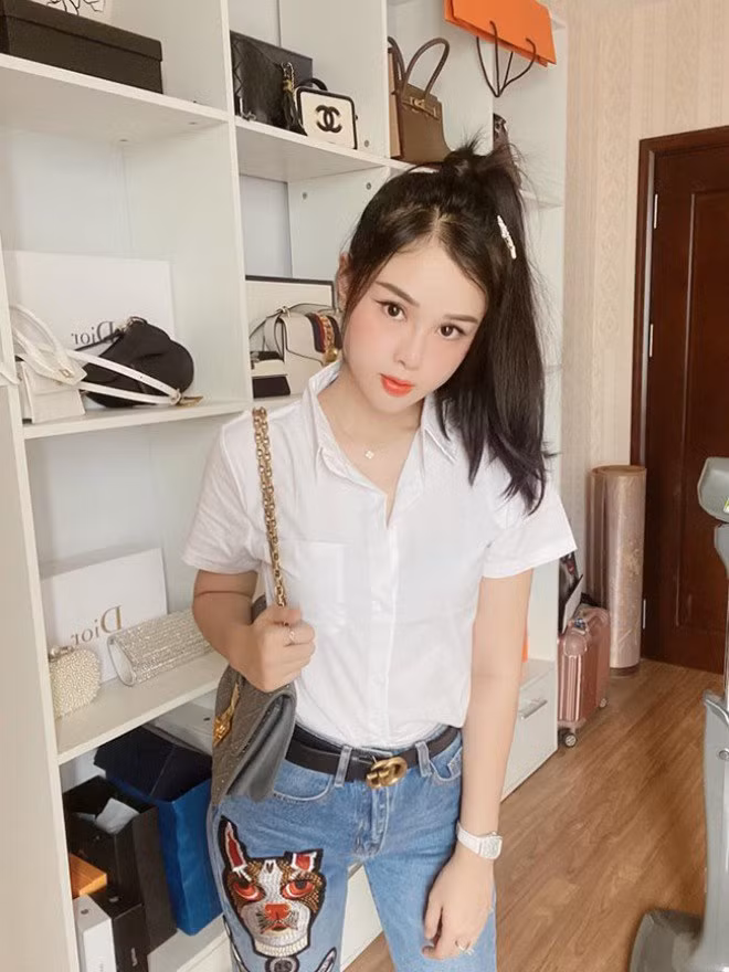 Người đẹp 9X có gu thẩm mỹ cao và body gợi cảm, được mời làm người mẫu bên cạnh công việc của một MC.