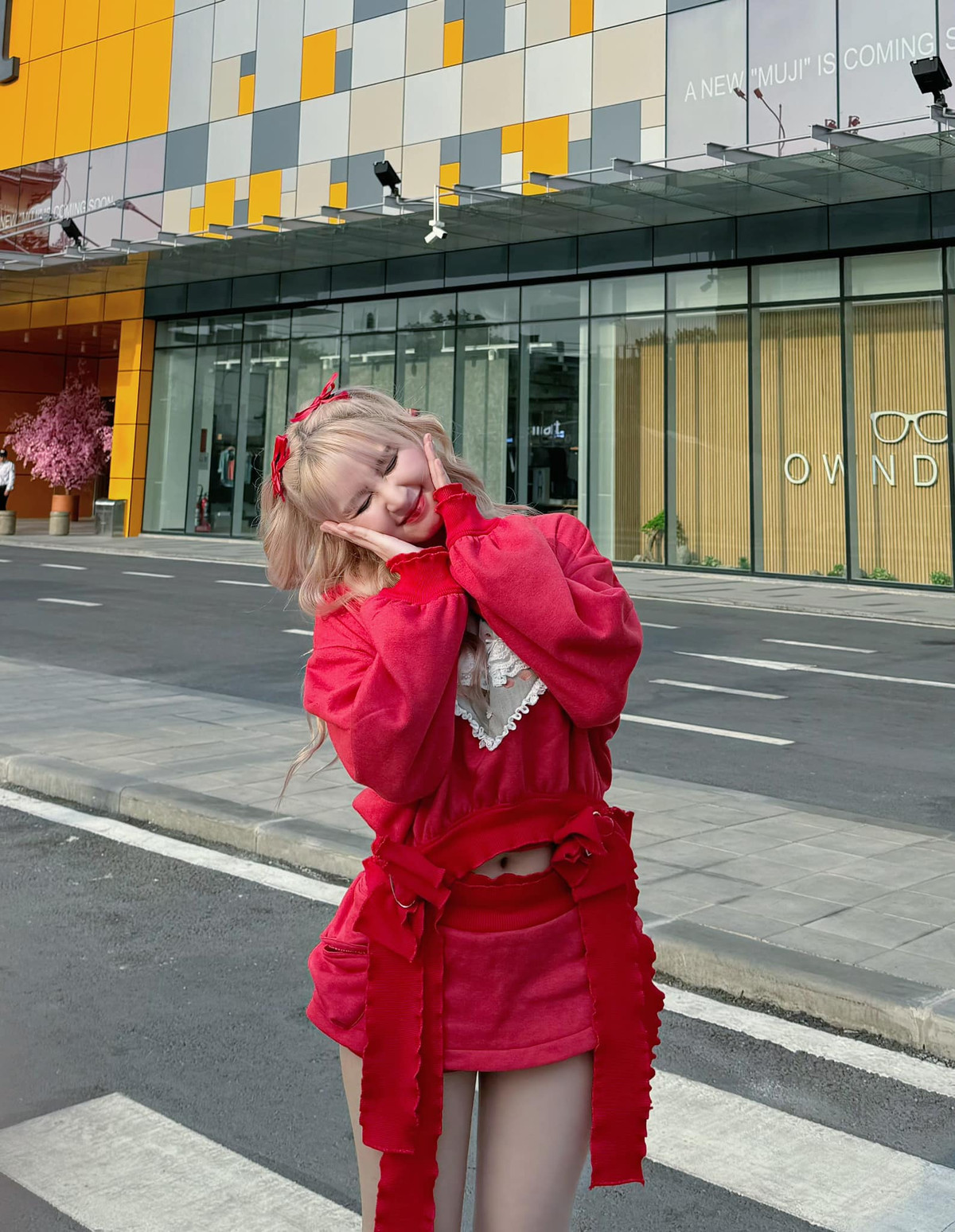 Trước đó, Ngân Sát Thủ để lại bình luận dưới bài đăng của Emma Nhất Khanh. Động thái của cô sau đó gây bàn tán. Một bộ phận cư dân mạng cho rằng Ngân Sát Thủ đang ủng hộ Emma Nhất Khanh rap công kích người cũ.