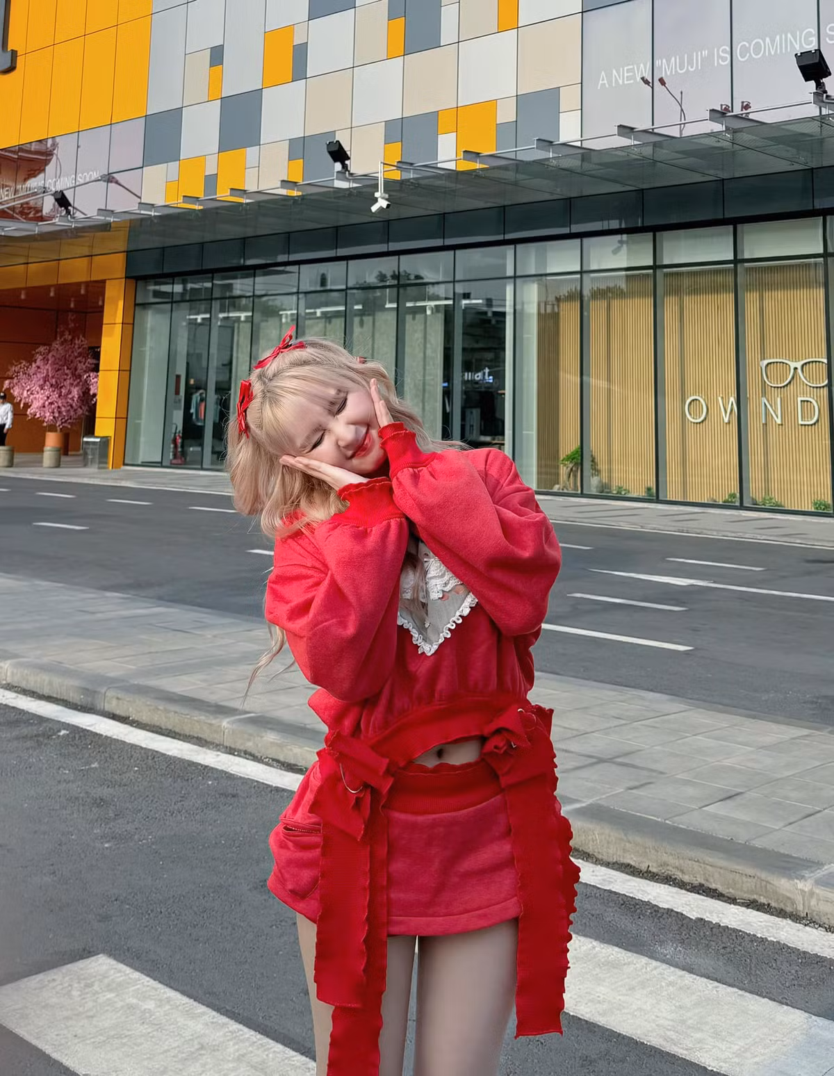 Trước đó, Ngân Sát Thủ để lại bình luận dưới bài đăng của Emma Nhất Khanh. Động thái của cô sau đó gây bàn tán. Một bộ phận cư dân mạng cho rằng Ngân Sát Thủ đang ủng hộ Emma Nhất Khanh rap công kích người cũ.