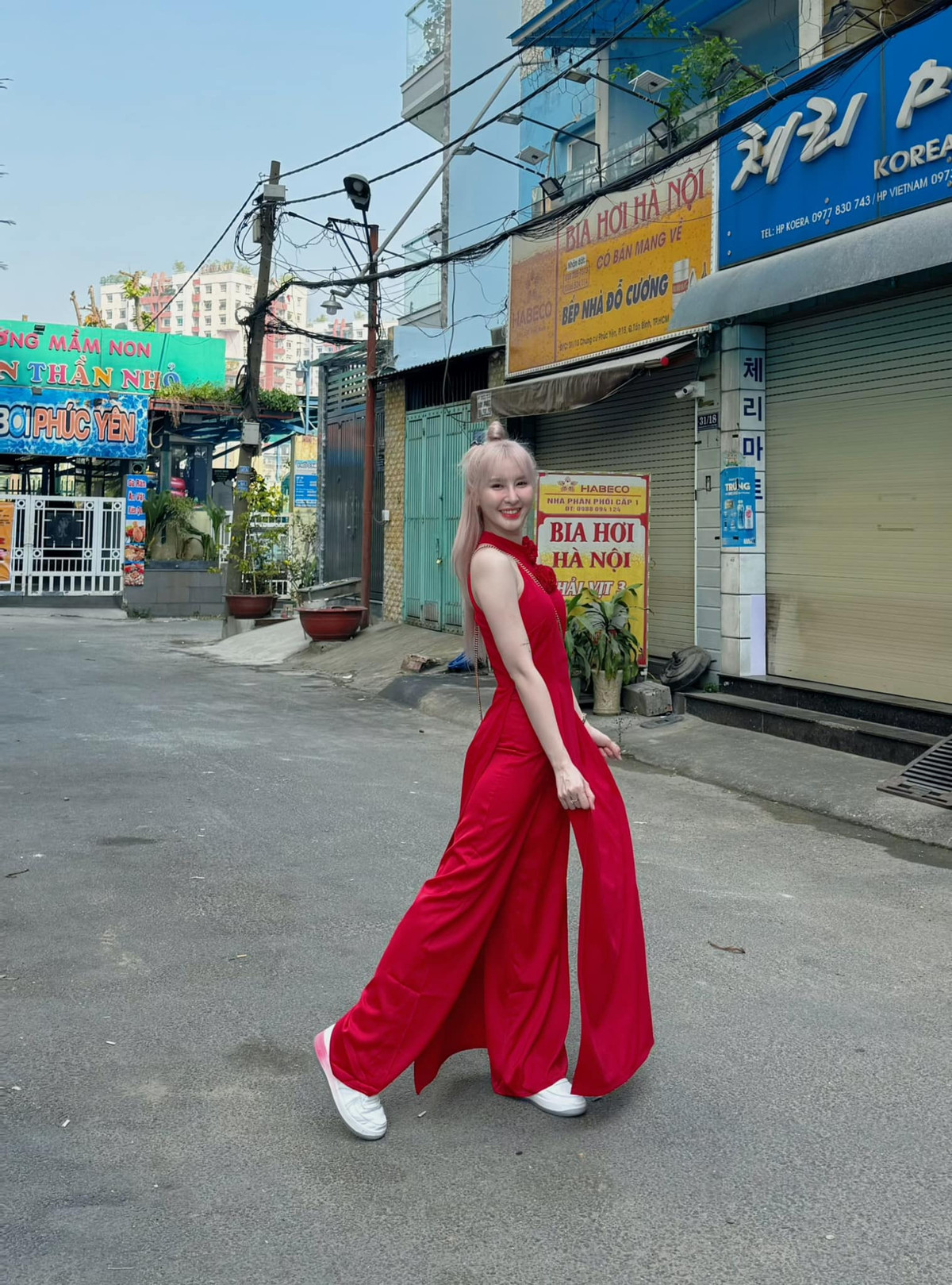 Ngân Sát Thủ (tên thật: Huỳnh Kim Ngân, sinh năm 1994) là gương mặt nổi tiếng trong cộng đồng CCTalk sau đó lấn sân sang con đường streamer.