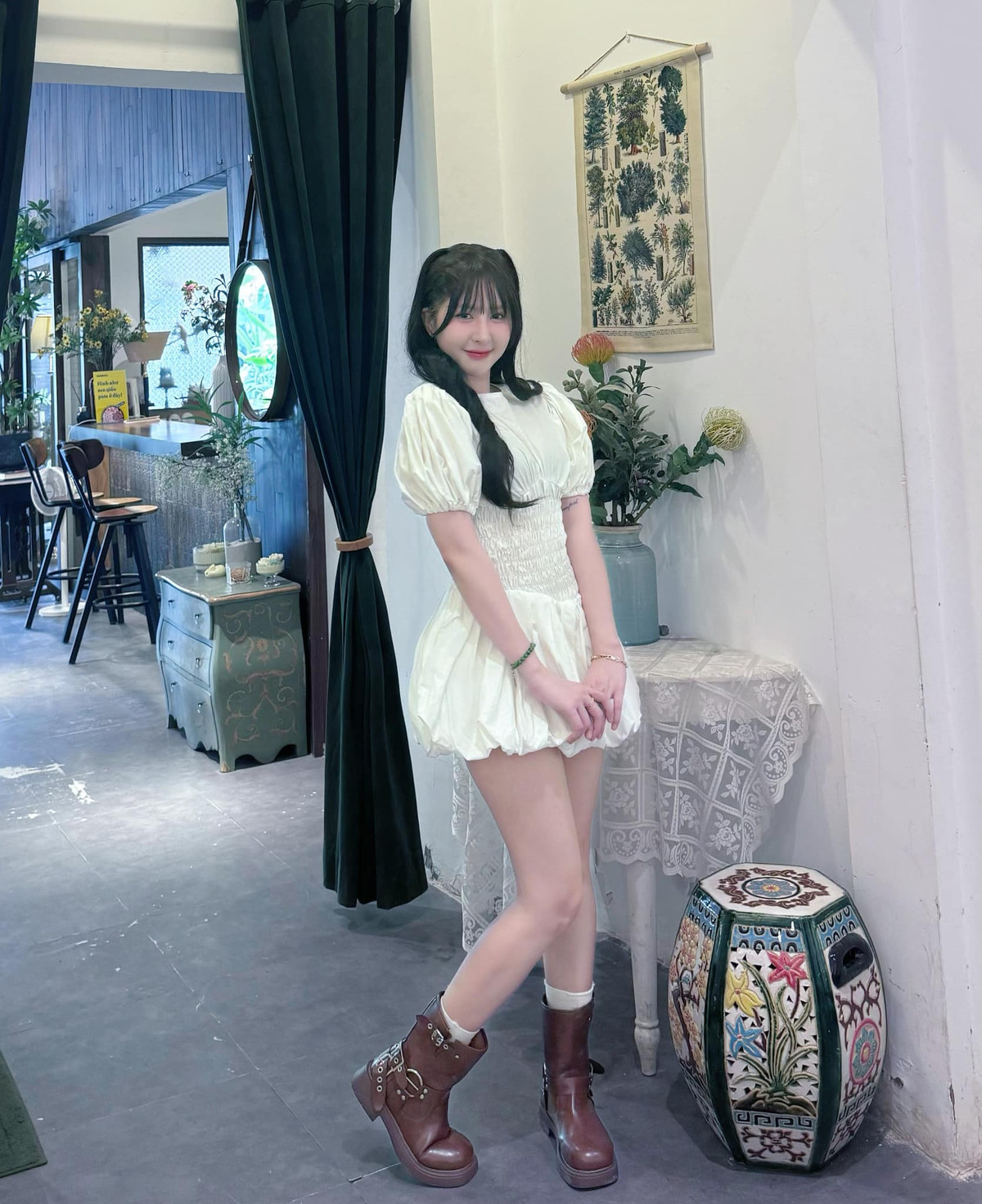 Những điều đó khiến mọi nỗ lực đi làm của tôi cả chục năm trời đổ sông đổ biển. Có làm gì ở thời điểm đó, đều không đúng, đều sai. Sau chuyện đó, tôi không còn muốn chia sẻ nhiều về cuộc sống cá nhân. Tôi phải sống khép mình", cô chia sẻ.