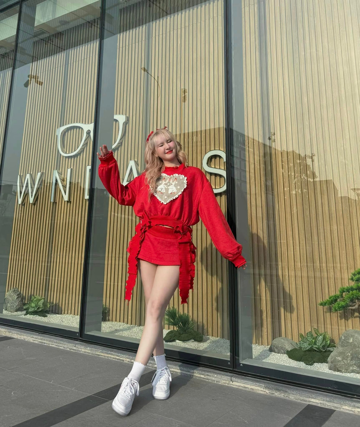 Ngân Sát Thủ mong cộng đồng mạng ngừng lôi kéo, gán ghép những thông tin không đúng sự thật. "Tôi hài lòng với những gì đang có. Hãy dừng lại những bài đăng kéo tôi vào như thế này đi. Làm ơn tha cho tôi".