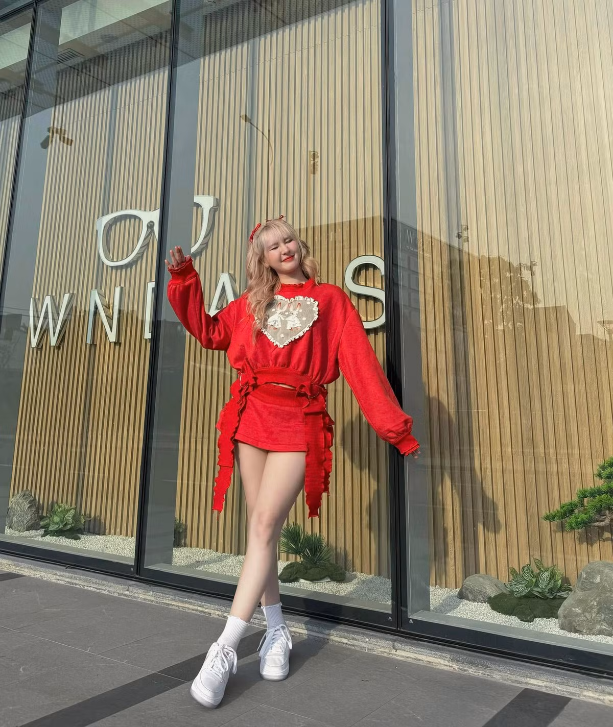 Ngân Sát Thủ mong cộng đồng mạng ngừng lôi kéo, gán ghép những thông tin không đúng sự thật. "Tôi hài lòng với những gì đang có. Hãy dừng lại những bài đăng kéo tôi vào như thế này đi. Làm ơn tha cho tôi".