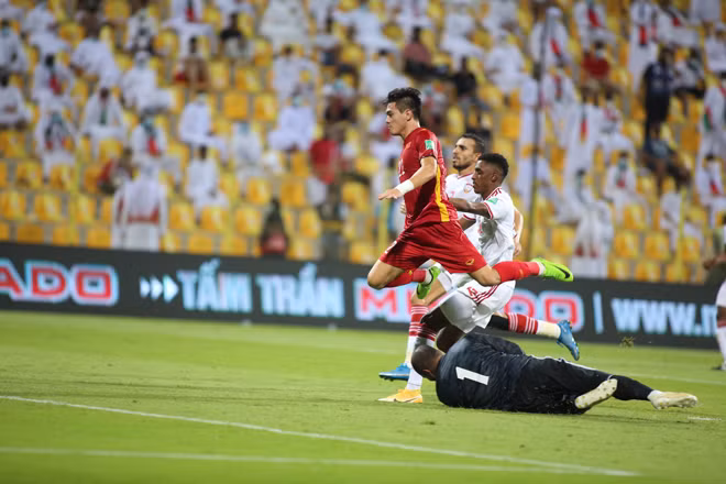 Đáng nói hơn, bàn thắng duy nhất của đội tuyển Việt Nam có được đến lúc này chỉ là khoảnh khắc chói sáng mà Quang Hải tạo ra trong trận đấu trước Ả Rập Xê-út nhiều hơn là xuất phát từ mảng miếng, sự chủ động...
