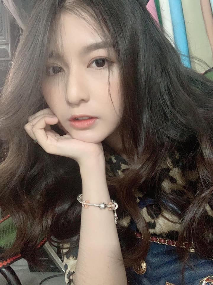 Ngoài diễn xuất, Quỳnh còn cớ sở thích làm người mẫu ảnh, đàn và hát.