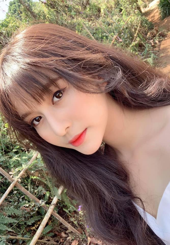 Quỳnh có đôi mắt to như búp bê. Chính vì vậy cô nàng còn có biệt danh là "hot girl mắt to"