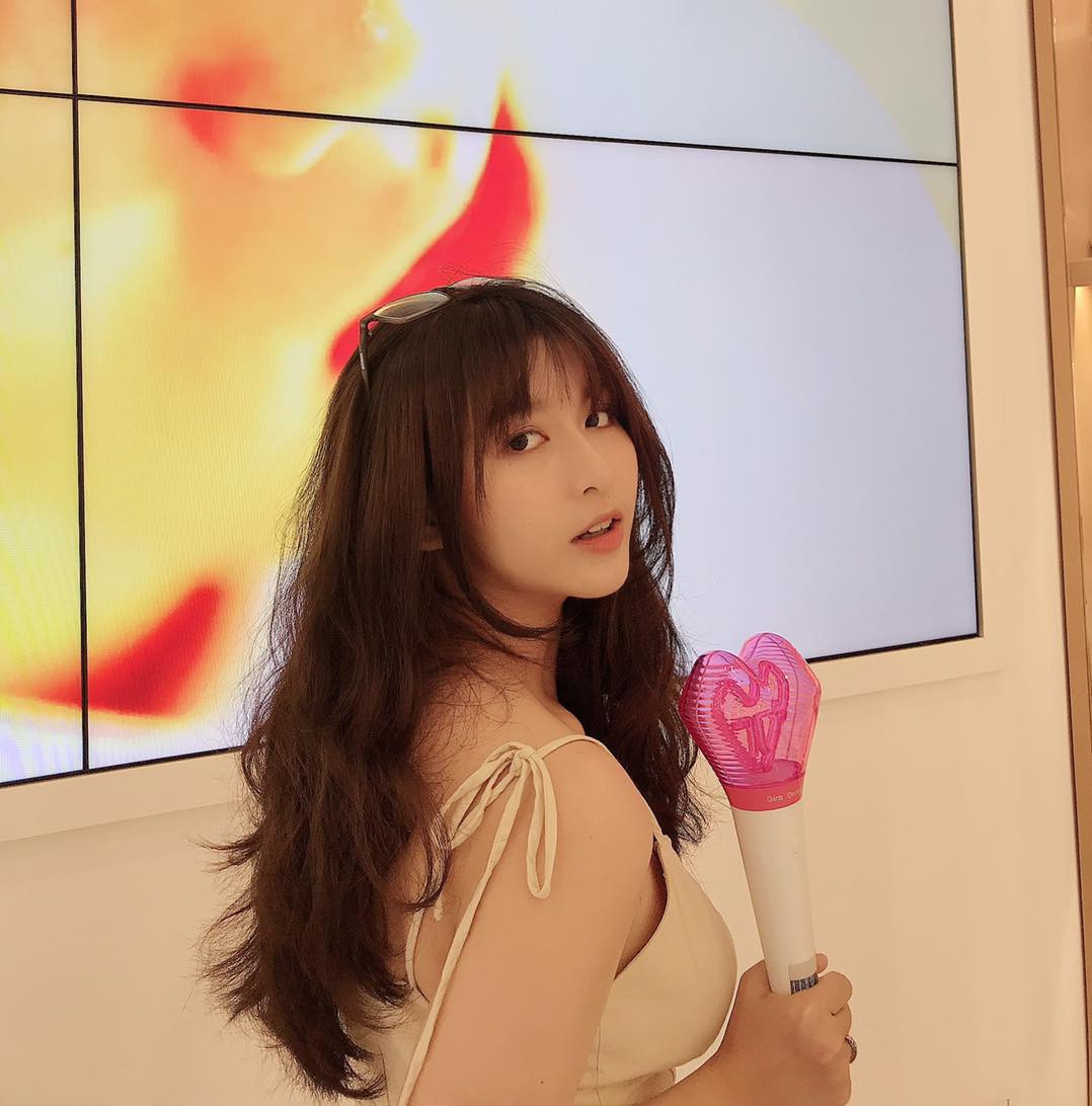 Sau lên chức làm mẹ, Quỳnh thường đăng ảnh hạnh phúc bên chồng và con trai (bé Gấu) trên trang cá nhân.