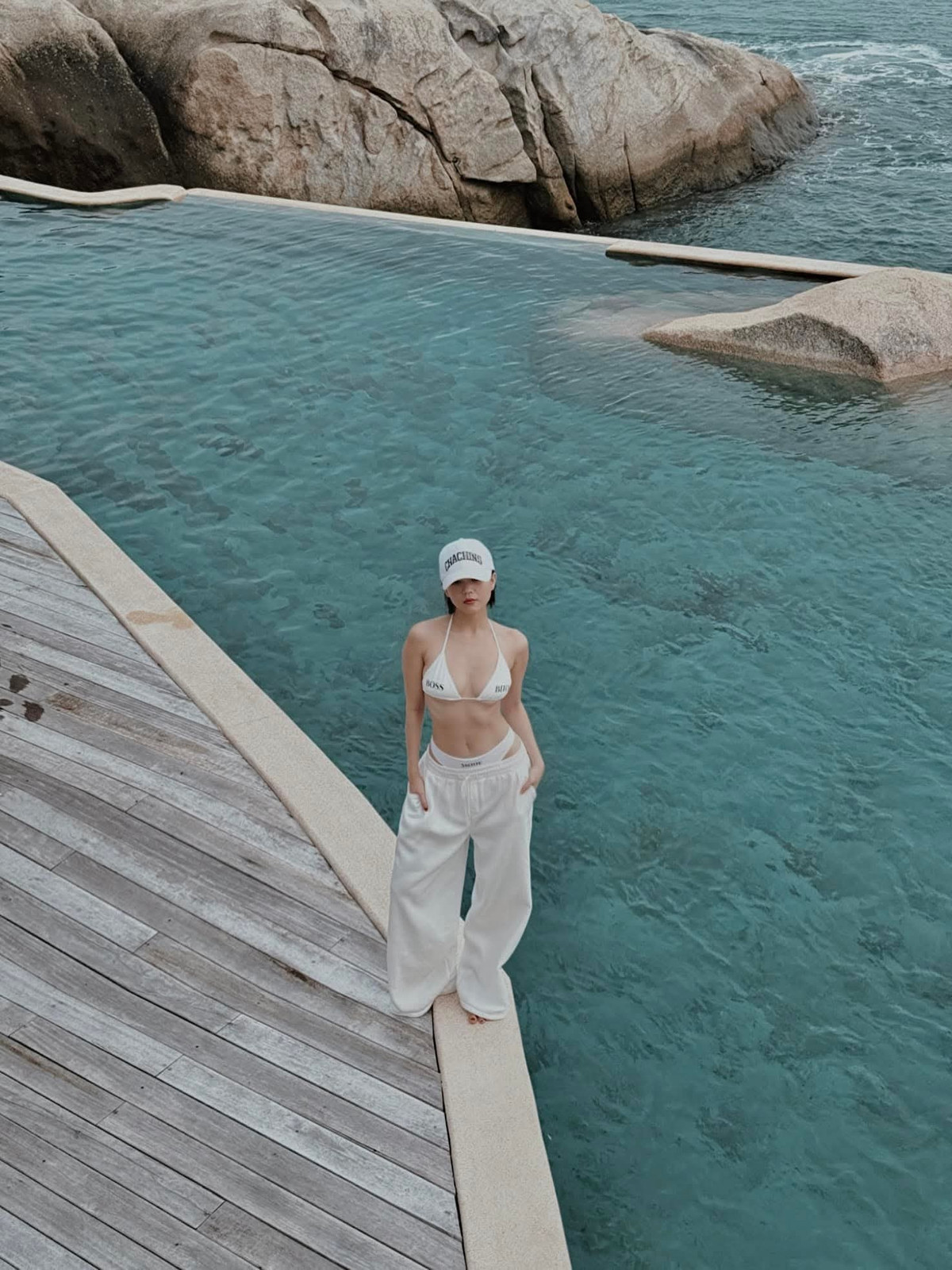 Để tăng thêm phần thời thượng, nữ người mẫu nội y phối cùng giày boot cao gót nhọn da bóng.