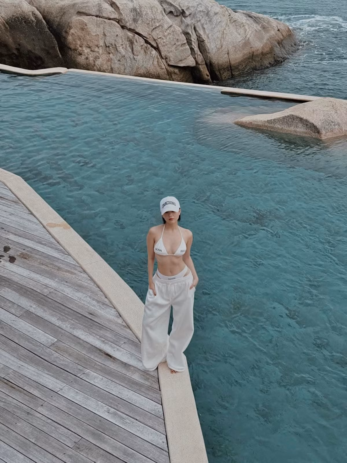 Để tăng thêm phần thời thượng, nữ người mẫu nội y phối cùng giày boot cao gót nhọn da bóng.