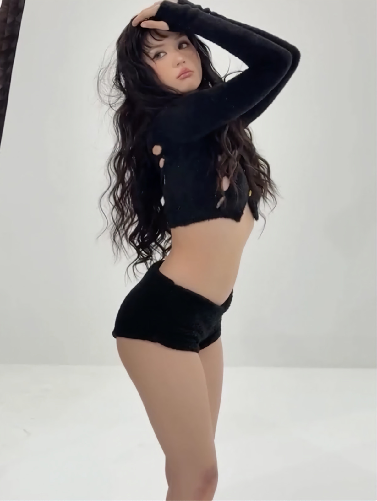 Ngọc Trinh kết hợp áo croptop tay dài cùng quần bó chẽn đồng màu đen. Bộ đôi item này được thiết kế bằng chất liệu len dày dặn.