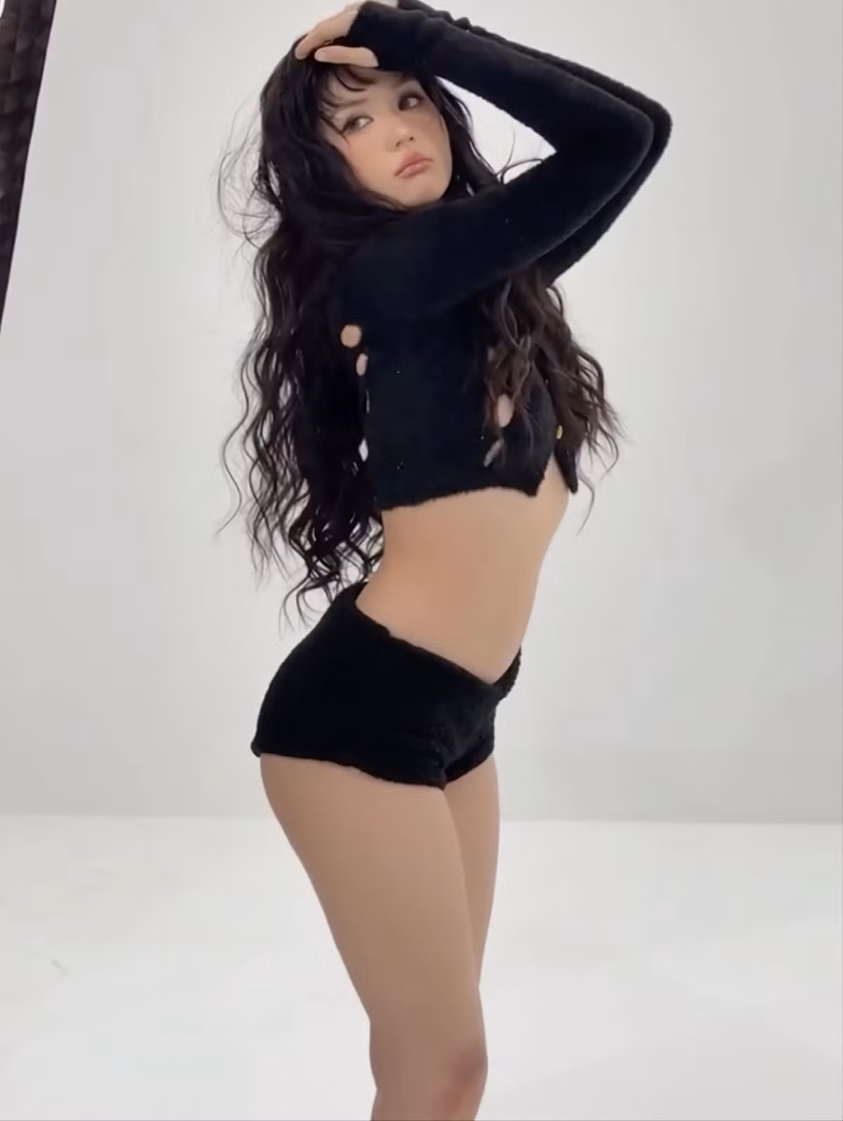 Ngọc Trinh kết hợp áo croptop tay dài cùng quần bó chẽn đồng màu đen. Bộ đôi item này được thiết kế bằng chất liệu len dày dặn.