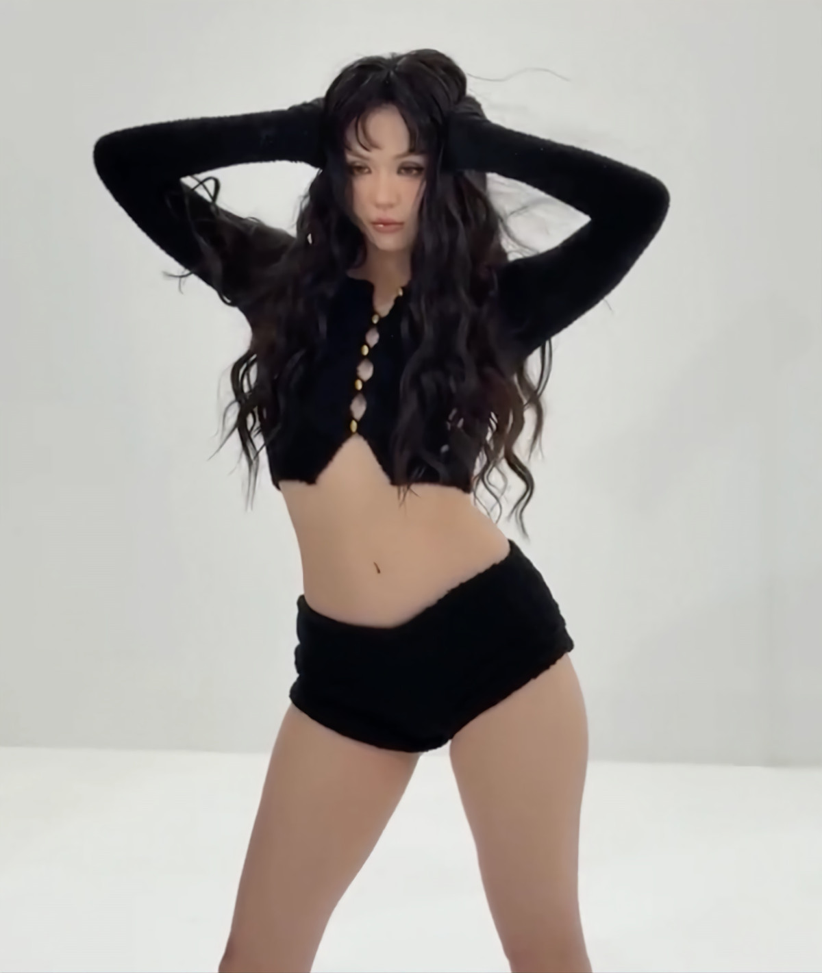 Thay vì diện bản phối kín đáo, mang khả năng giữ ấm cao, người đẹp Trà Vinh khoác lên người outfit "kiệm vải", form dáng ngắn cũn.