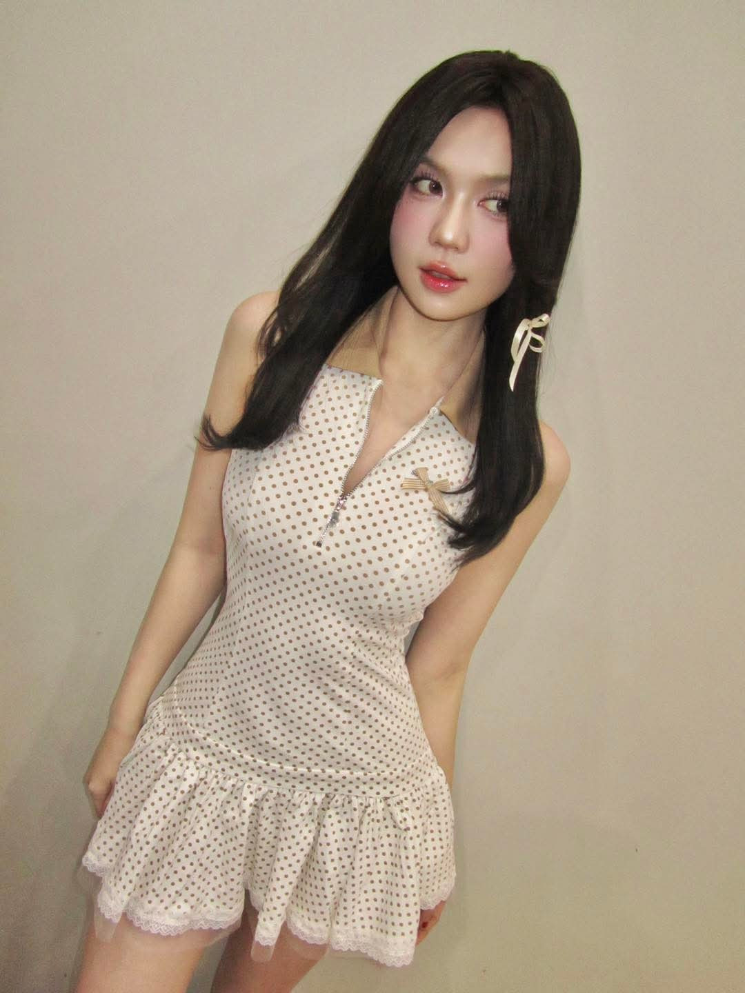 Hồi tháng 5/2024, Ngọc Trinh đã trải 6 lần điều trị với nhiều đau đớn khiến cô phải gồng người, nhăn mặt.