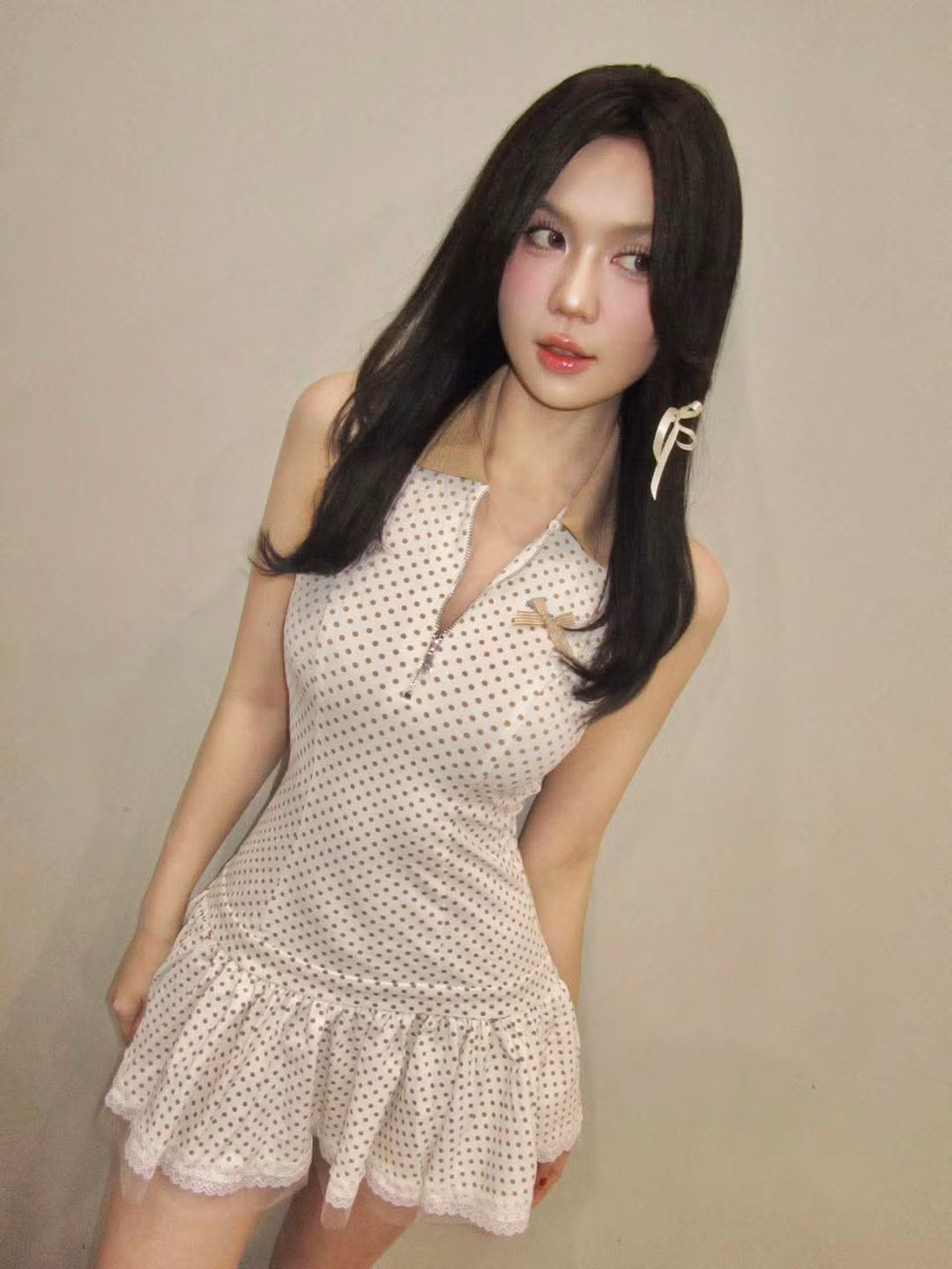 Hồi tháng 5/2024, Ngọc Trinh đã trải 6 lần điều trị với nhiều đau đớn khiến cô phải gồng người, nhăn mặt.