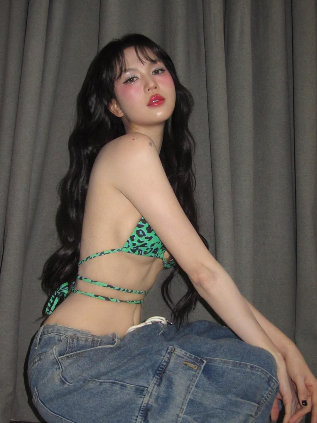 Trong khoảnh khắc này, Ngọc Trinh tiếp tục để lộ vết sẹo lớn, đậm màu ngay phần đầu gối. Chi tiết này được đánh giá chính là điểm từ khiến tổng thể sắc vóc của nữ người mẫu thiếu sự tròn trịa.