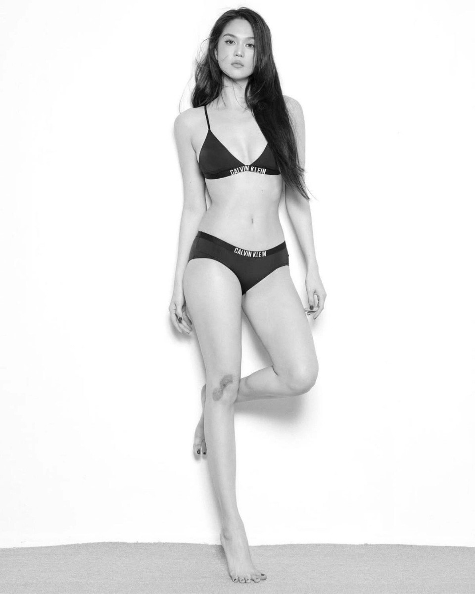 Màn "lên đồ" này giúp Ngọc Trinh tôn lên vòng eo nhỏ xíu, săn chắc cùng đôi chân dài nuột nà.