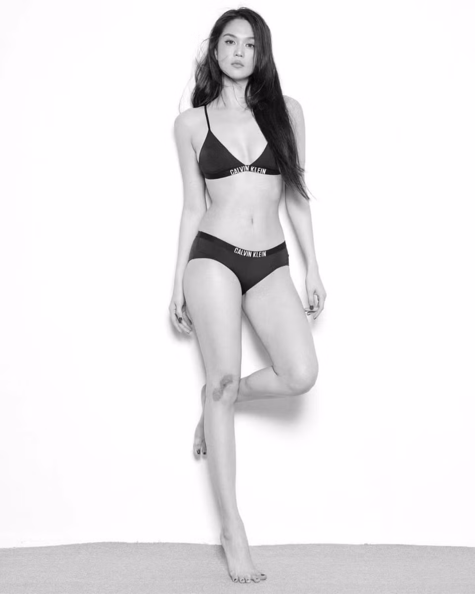 Màn "lên đồ" này giúp Ngọc Trinh tôn lên vòng eo nhỏ xíu, săn chắc cùng đôi chân dài nuột nà.