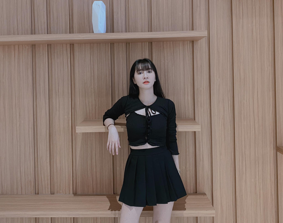 Ngân ST được biết đến là bạn gái của một trong "tứ hoàng streamer Việt" ViruSs. Cô nàng gây ấn tượng bằng gương mặt dễ thương cùng lối nói chuyện duyên dáng.