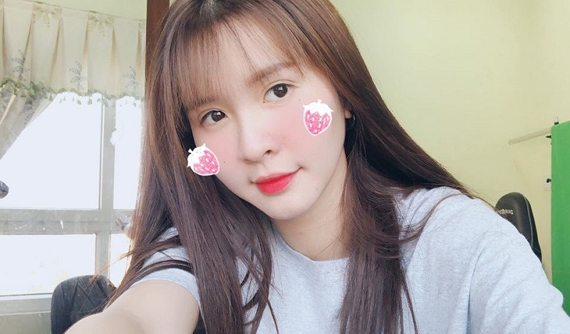 Ngân ST bắt đầu stream game trên Facebook vào tháng 9/2018. Khoảng thời gian trước thì bạn gái streamer ViruSs từng xuất hiện với vai trò idol của TalkTV vào năm 2015.