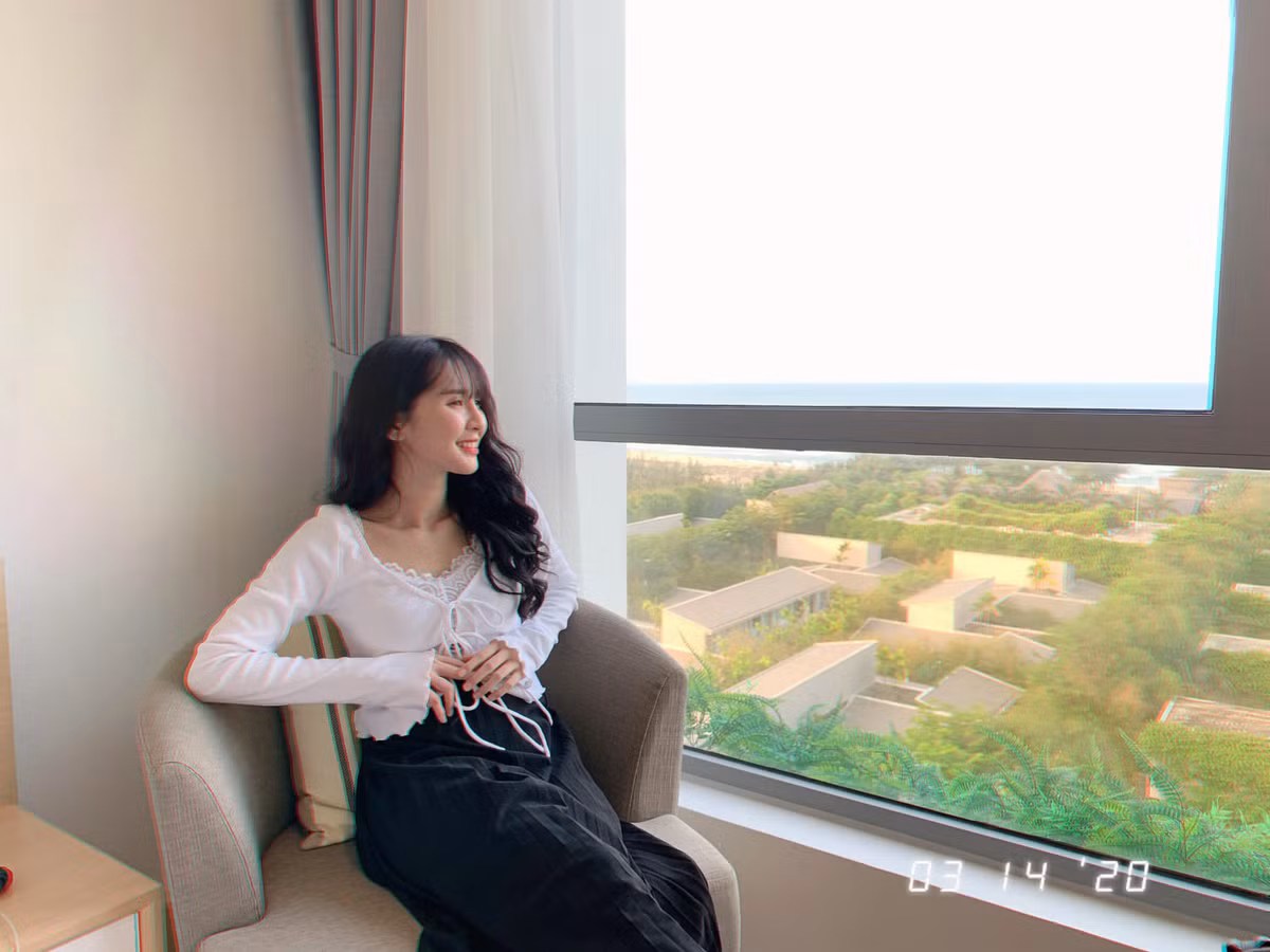 Nói về chuyện tình cảm, Ngân ST chia sẻ trong suốt 4 năm ở cạnh, cô và ViruSs mới hẹn hò đi xem phim chỉ 2 lần.