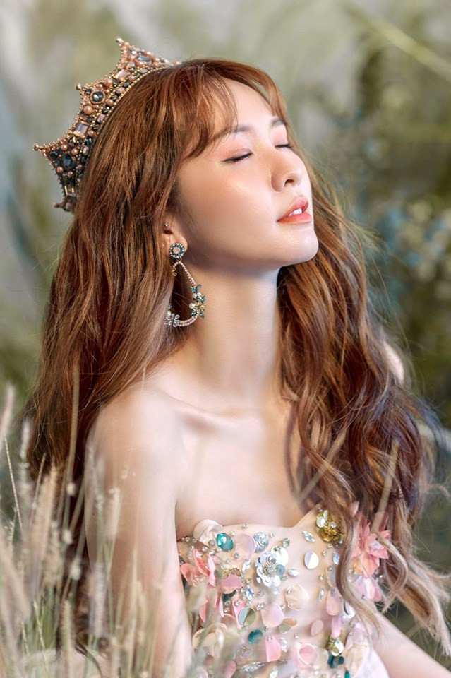 Theo Ngân ST, thu nhập của cô nàng lên tới 100 triệu/ tháng, tới từ tiền stream trên Facebook cũng như các hợp đồng quảng cáo hoặc đi làm mẫu ảnh.