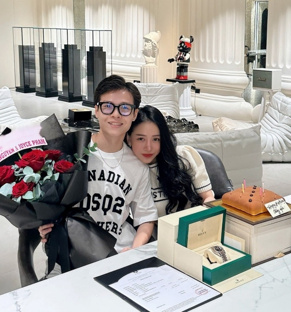 Theo đó, con gái Minh Nhựa đã tặng chồng chiếc đồng hồ đắt đỏ đến từ thương hiệu Rolex. Được biết, dòng sản phẩm phẩm này có giá giao động khoảng 400 triệu đồng.