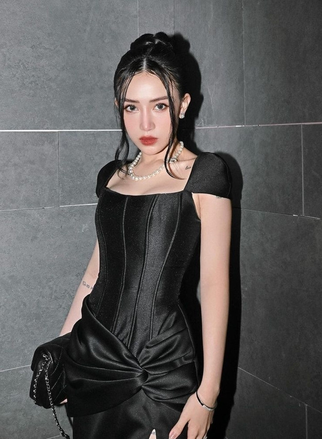 Cách đây không lâu, mỹ nhân tiết lộ vừa "tân trang" phần mũi và mí mắt. Người đẹp cũng dự định chỉnh nha, song vẫn chưa tìm được cơ sở ưng ý.