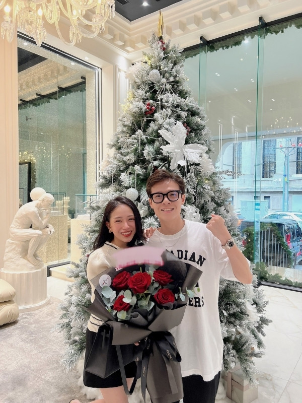 Nhận diện được thương hiệu, fan càng choáng hơn với độ chịu chi của mỹ nhân 9x để "đổi lấy niềm vui" của bạn đời.