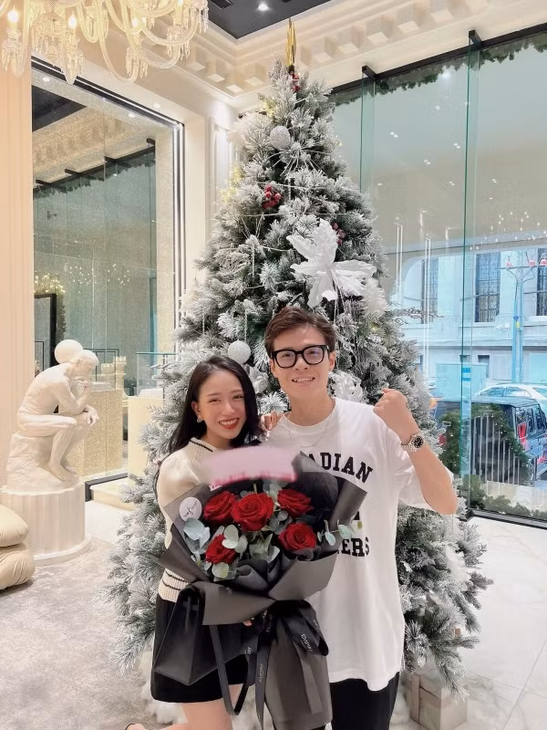 Nhận diện được thương hiệu, fan càng choáng hơn với độ chịu chi của mỹ nhân 9x để "đổi lấy niềm vui" của bạn đời.