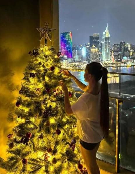 Thế nhưng, Yến Xuân và Văn Lâm không ít lần lộ ảnh trên sân cỏ hay bên gia đình. Nhiều người đoán ngày cả hai về chung nhà không còn xa nữa.