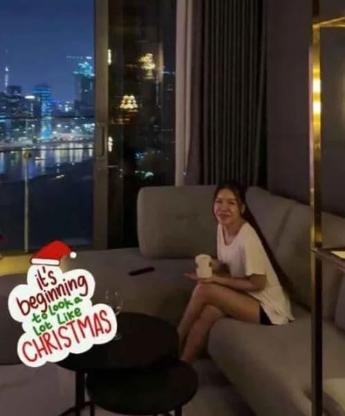 Bùi Thị Yến Xuân gây chú ý khi là hot girl, gymer nổi tiếng ở Việt Nam. Người đẹp sinh năm 1991 được nhiều người yêu bóng đá biết đến khi hẹn hò với thủ môn Đặng Văn Lâm.