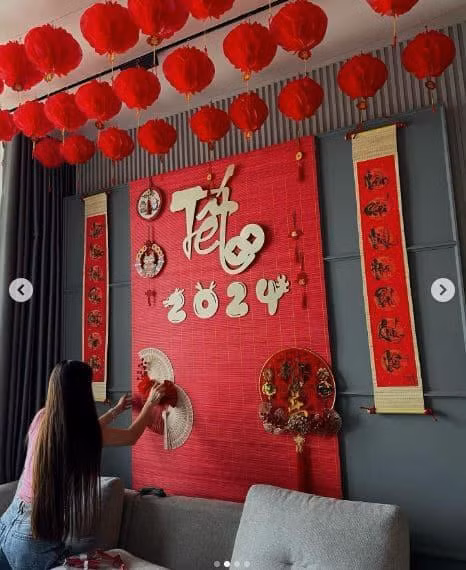 Mới đây, bạn gái tin đồn của Đặng Văn Lâm là Yến Xuân đăng tải những hình ảnh trùng hợp. Nhìn không gian, nhiều người thấy có nét na ná giống không gian nhà thủ môn đội tuyển Việt Nam, đặc biệt là bộ sofa.