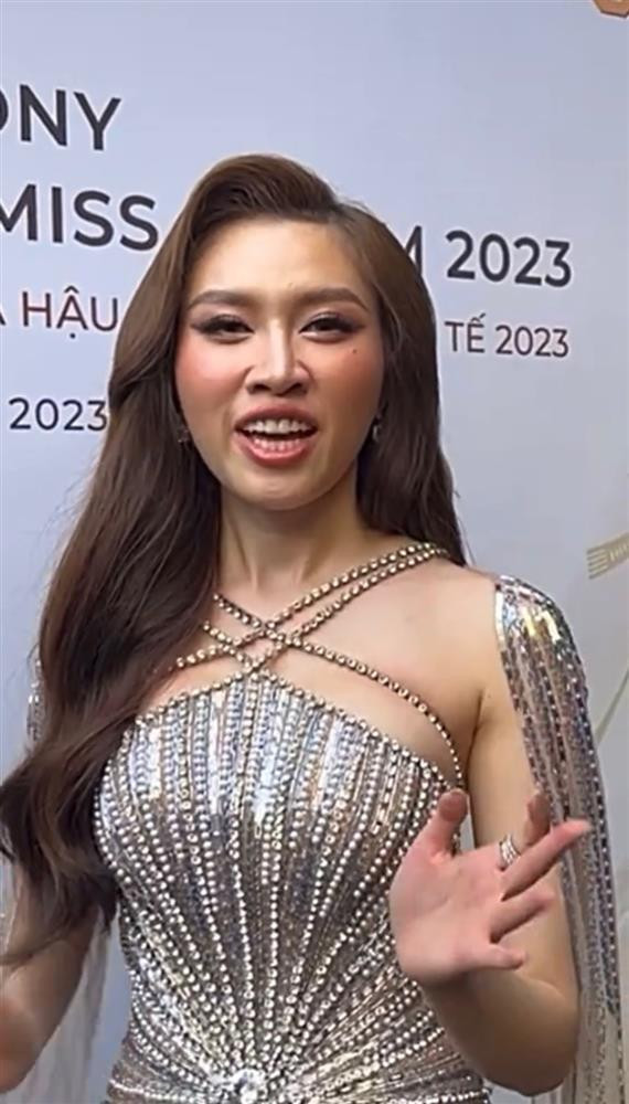 Đồng thời, dù lên đồ chỉn chu nhưng kiểu đầu khó hiểu với phần mái nham nhở của Miss Charm Việt Nam 2023 cũng góp phần khiến Thanh Thanh Huyền mất điểm trầm trọng