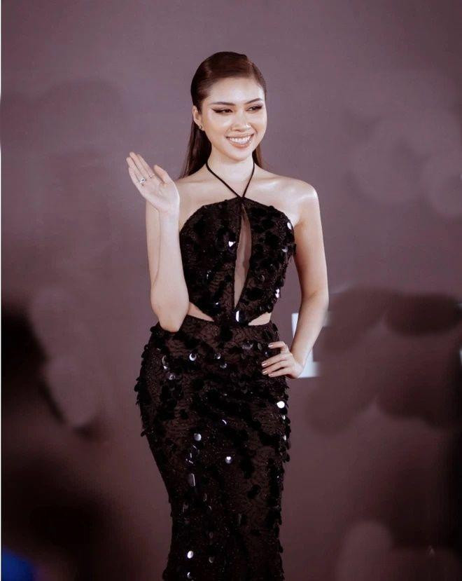 Công bằng mà nói chỉ cần biết chọn góc chụp, thêm ánh sáng hoàn hảo và một chút photoshop, Thanh Thanh Huyền đã ghi điểm hơn nhiều