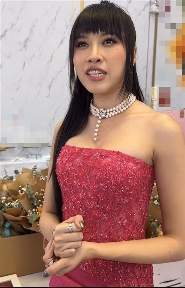 Có thể nói trong dàn mỹ nhân Việt thử sức ở các cuộc thi hoa hậu, MC Thanh Thanh Huyền là người đẹp liên tục dính thị phi khi bị soi vẻ ngoài khác lạ qua cam thường.