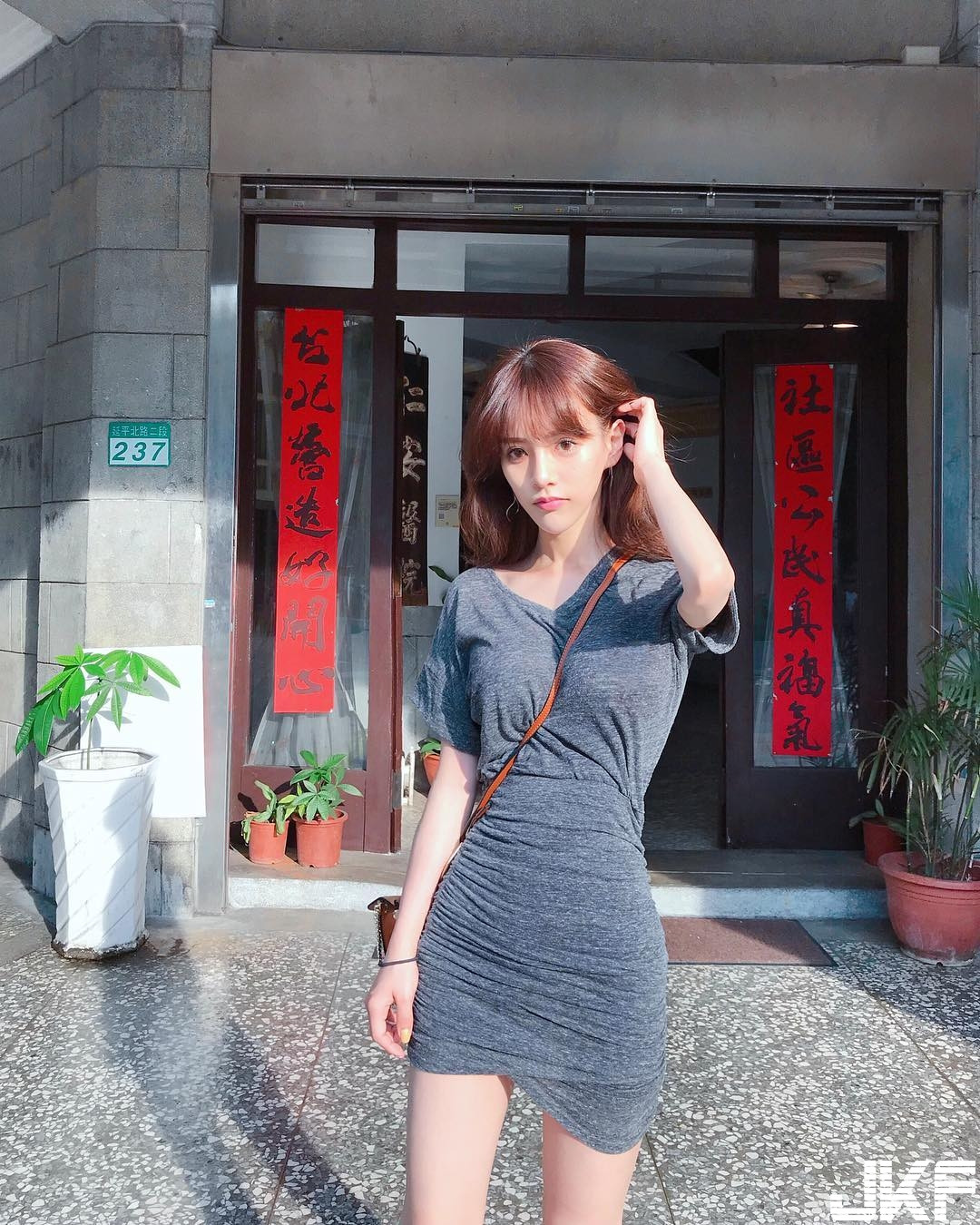 Wang Mei đã có bạn trai song hiếm khi tiết lộ thông tin và không công khai hình ảnh nửa kia trên mạng xã hội. Ngoài những bức hình liên quan đến công việc, cô thường chia sẻ khoảnh khắc chơi cùng chú mèo tên Benz.